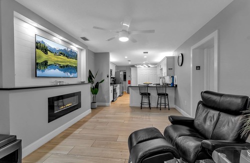 Bayshore Gardens Apartamento | #4 Deluxe Queen Bed w/Private Bath & Entrance