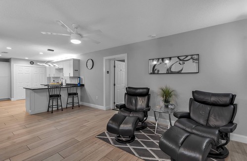 Bayshore Gardens Apartamento | #4 Deluxe Queen Bed w/Private Bath & Entrance