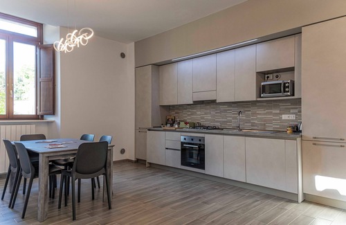 L'Aquila Apartamento | *4 double rooms *equipped kitchen, *2 smart Tv rooms *air conditioning