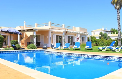 Estombar Villa | Quality 4 en-suite 6x A / C'ed 260m² (climatizada) villa con piscina, 1000m² de jardín, 24 fotos !!