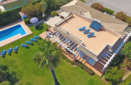 Estombar Villa | Quality 4 en-suite 6x A / C'ed 260m² (climatizada) villa con piscina, 1000m² de jardín, 24 fotos !!