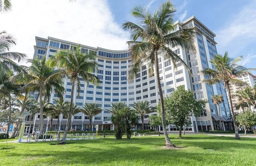 East Fort Lauderdale Hotel | 4 Family-friendly Rooms offering Panoramic Ocean Views! Steps to the Beach!