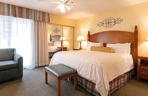 San Diego Country Estates Hotel | 4 Family Units | Pool & Free Onsite Parking | Near Ramona Winery
