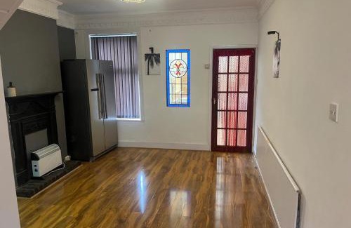 Leicester Casa | 4-Guest Charm Home w Street Parking & WiFi & Party