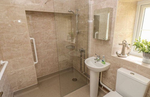 Neyland Cabaña | 4 HONEYBOROUGH FARM COTTAGES, family friendly in Neyland