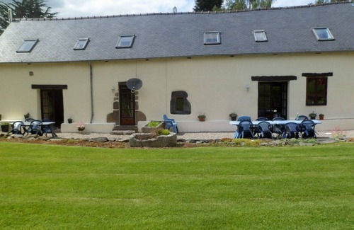 Saint-Nicolas-du-Pelem Casa | Casas con piscina climatizada y WIFI, el pueblo Kermarch duerme un máximo de 28 cunas
