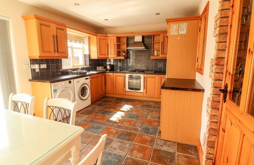 Kilrush Cabaña | 4 KILLIMER ROAD, family friendly in Kilrush, County Clare