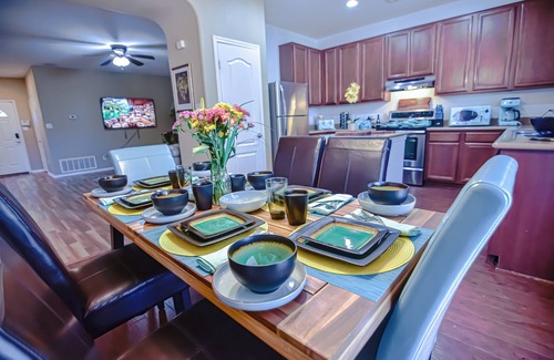 McNeil Casa | 4-King-Beds Bungalow Modern ~ Stylish Home North Austin~Minutes to Downtown