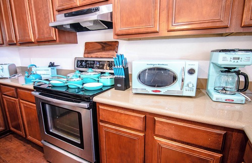 McNeil Casa | 4-King-Beds Bungalow Modern ~ Stylish Home North Austin~Minutes to Downtown