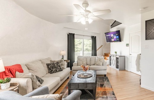 Normal Casa | 4 King Beds - Fast WiFi - Garage - Huge Yard