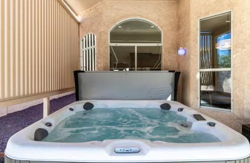 Garden Lakes Casa | 4 King Size Beds - Hot Tub & Pool