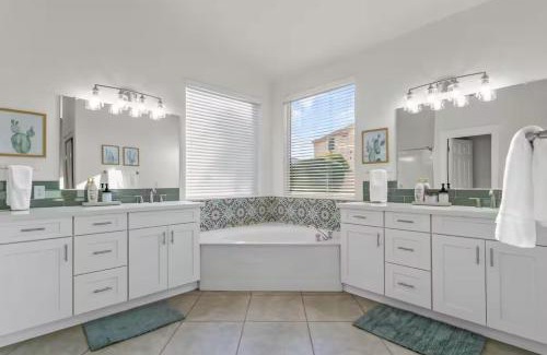 Garden Lakes Casa | 4 King Size Beds - Hot Tub & Pool