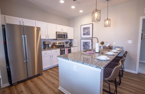 Oxford Cabaña | 4 King Suites! Modern Cottage Close to Campus & Square!