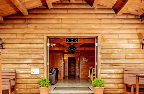 Old Leake Casa | 4 Lakeview Lodge