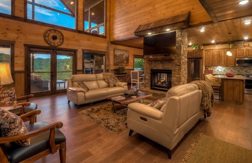 Blue Ridge Cabina | 4 Leaf Clover - Pet Friendly | Mountain & River Views | Hot Tub | Pickleball Court | FirePit