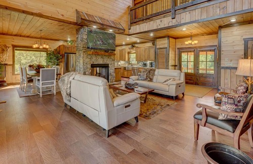 Blue Ridge Cabina | 4 Leaf Clover - Pet Friendly | Mountain & River Views | Hot Tub | Pickleball Court | FirePit
