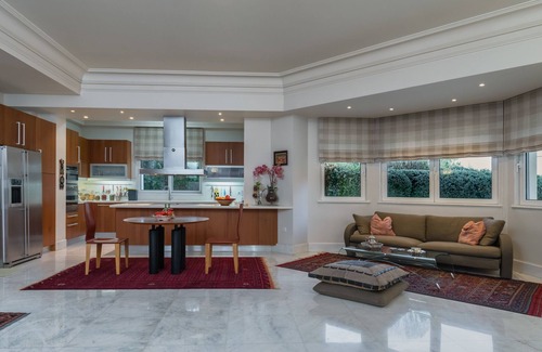 Nea Makri Villa | Villa de 4 niveles con piscina cubierta
