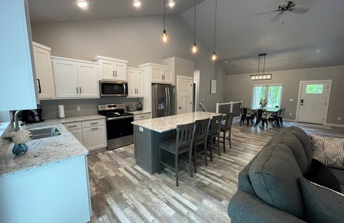 Egg Harbor Casa | 4 Master Suites with Hot Tub that Sleeps 12 in Door County!