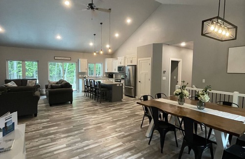 Egg Harbor Casa | 4 Master Suites with Hot Tub that Sleeps 12 in Door County!