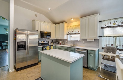 South Arlington Casa | 4 Mi to AT&T Stadium: Home w/ BBQ in Grand Prairie