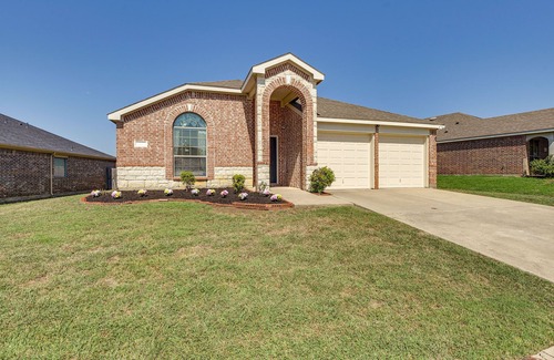 South Arlington Casa | 4 Mi to AT&T Stadium: Home w/ BBQ in Grand Prairie