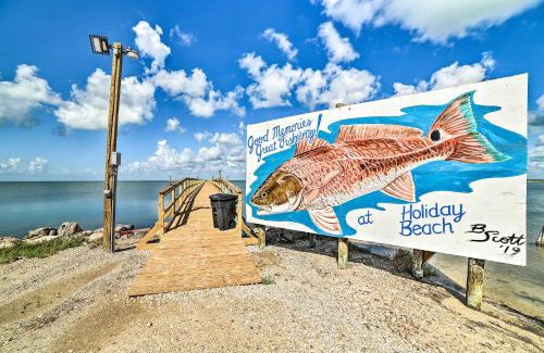 Rockport Casa | 4 Mi to Beach and Fishing Rockport Cottage with Deck!