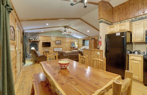 Sylvan Shores Cabina | 4 Mi to Beaver Lake: Peaceful Log Cabin w/ Deck!