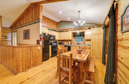 Sylvan Shores Cabina | 4 Mi to Beaver Lake: Peaceful Log Cabin w/ Deck!