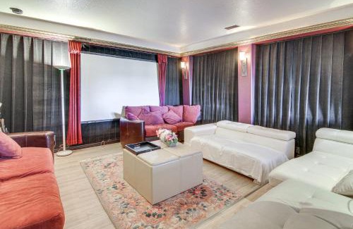 Southwest Colorado Springs Apartamento | 4 Mi to Broadmoor! Apt with Movie Theater and Mtn View