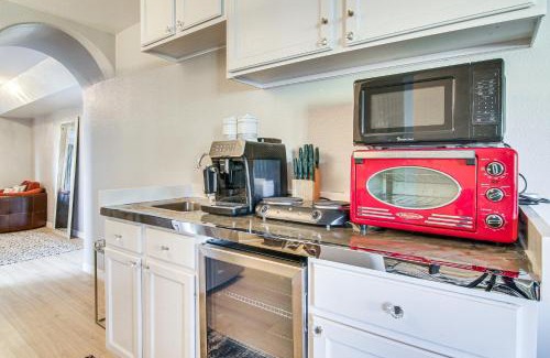 Southwest Colorado Springs Apartamento | 4 Mi to Broadmoor! Apt with Movie Theater and Mtn View