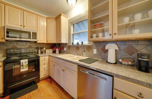 Highland Park Cabaña | 4 Mi to Downtown! Cozy Bungalow in San Antonio