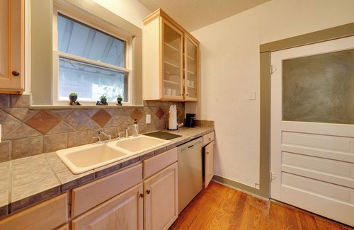 Highland Park Cabaña | 4 Mi to Downtown! Cozy Bungalow in San Antonio