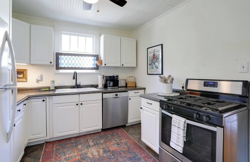 Mid City South Casa | 4 Mi to Dtwn: Baton Rouge Bungalow w/ Private Yard