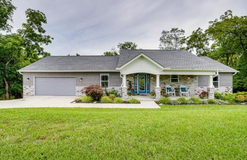 Lawrenceburg Casa | 4 Mi to Dtwn Ohio River Valley Home with Deck!