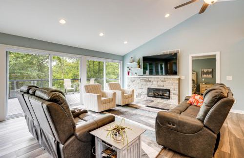 Lawrenceburg Casa | 4 Mi to Dtwn Ohio River Valley Home with Deck!