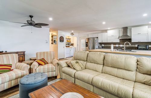 North Sarasota Casa | 4 Mi to Dtwn Sarasota! Family Home w/Pool Access