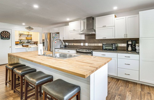 North Sarasota Casa | 4 Mi to Dtwn Sarasota! Family Home w/Pool Access