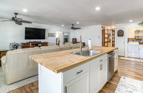 North Sarasota Casa | 4 Mi to Dtwn Sarasota! Family Home w/Pool Access
