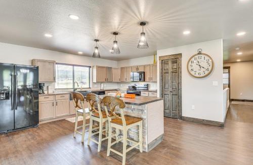 Sturgis Casa | 4 Mi to Dtwn Sturgis Cabin with Hot Tub and Game Room