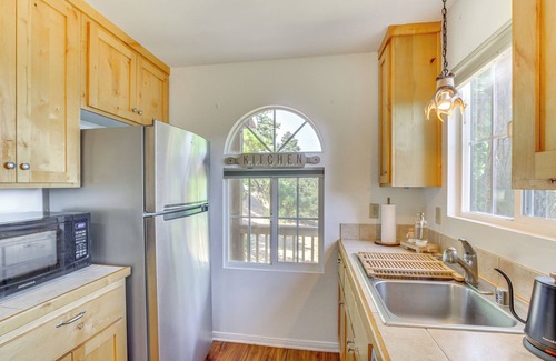 Cedarpines Park Cabina | 4 Mi to Lake Gregory: Crestline Cabin