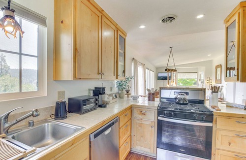 Cedarpines Park Cabina | 4 Mi to Lake Gregory: Crestline Cabin