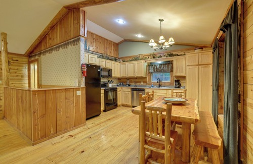 Sylvan Shores Cabina | 4 Mi to Lake: Wooded Log Cabin in Eureka Springs!