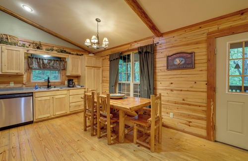 Sylvan Shores Cabina | 4 Mi to Lake: Wooded Log Cabin in Eureka Springs!