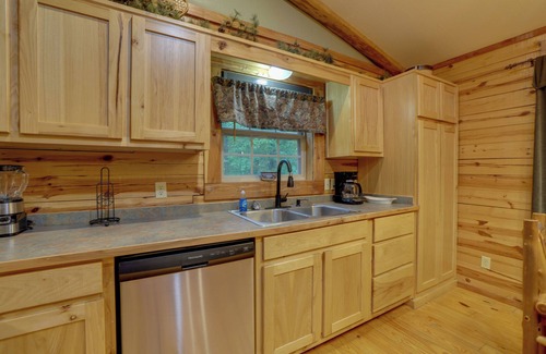Sylvan Shores Cabina | 4 Mi to Lake: Wooded Log Cabin in Eureka Springs!