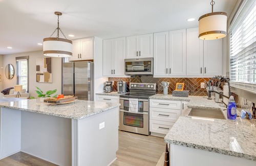 Sans Souci Casa | 4 Mi to Liberty Bridge: Greenville Getaway w/ Deck