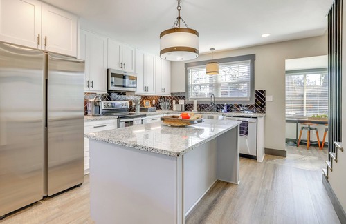 Sans Souci Casa | 4 Mi to Liberty Bridge: Greenville Getaway w/ Deck