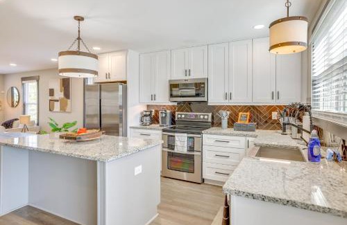 Sans Souci Casa | 4 Mi to Liberty Bridge Greenville Getaway with Deck