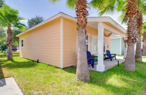 Fulton Cabaña | 4 Mi to Rockport Beach Park: Home w/Resort Perks