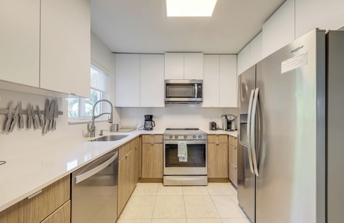 North Andrews Gardens Casa | 4 Mi to the Beach: Pet-Friendly Oakland Park Home