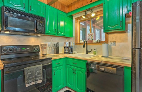 Bushkill Cabina | 4 Mi to Tubing: Cozy Bushkill Cabin w/ Deck!
